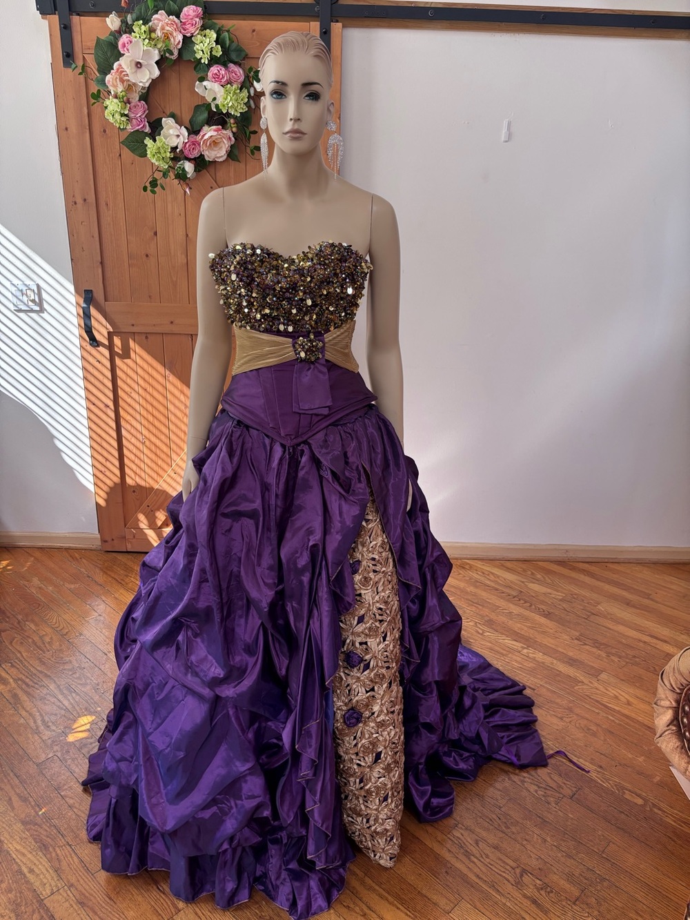 Make a grand entrance in this purple and gold ragazza 2 piece gown size 7.